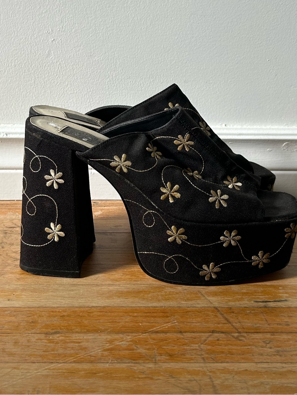 VINTAGE embroidered flower platform mules - Picture 1 of 4